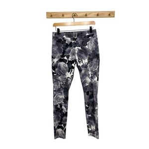 HUE | Monochrome Rose Floral Pattern Leggings